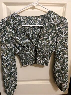 SHEIN cropped V-neck puff sleeve, cinched waist crop top paisley design